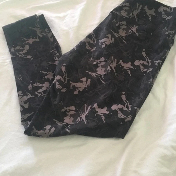Soft Surroundings Must Have printed leggings in camo, size Medium - Picture 1 of 5